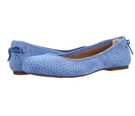 今年最流行的平底鞋 UGG Karlina Geo Perf 防水麂皮平底鞋