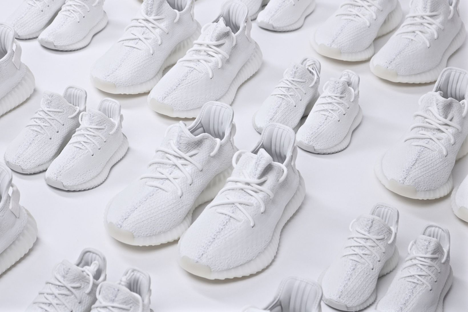 「纯白 2.0」Yeezy椰子鞋实物首次曝光！鞋面暗藏变色效果！