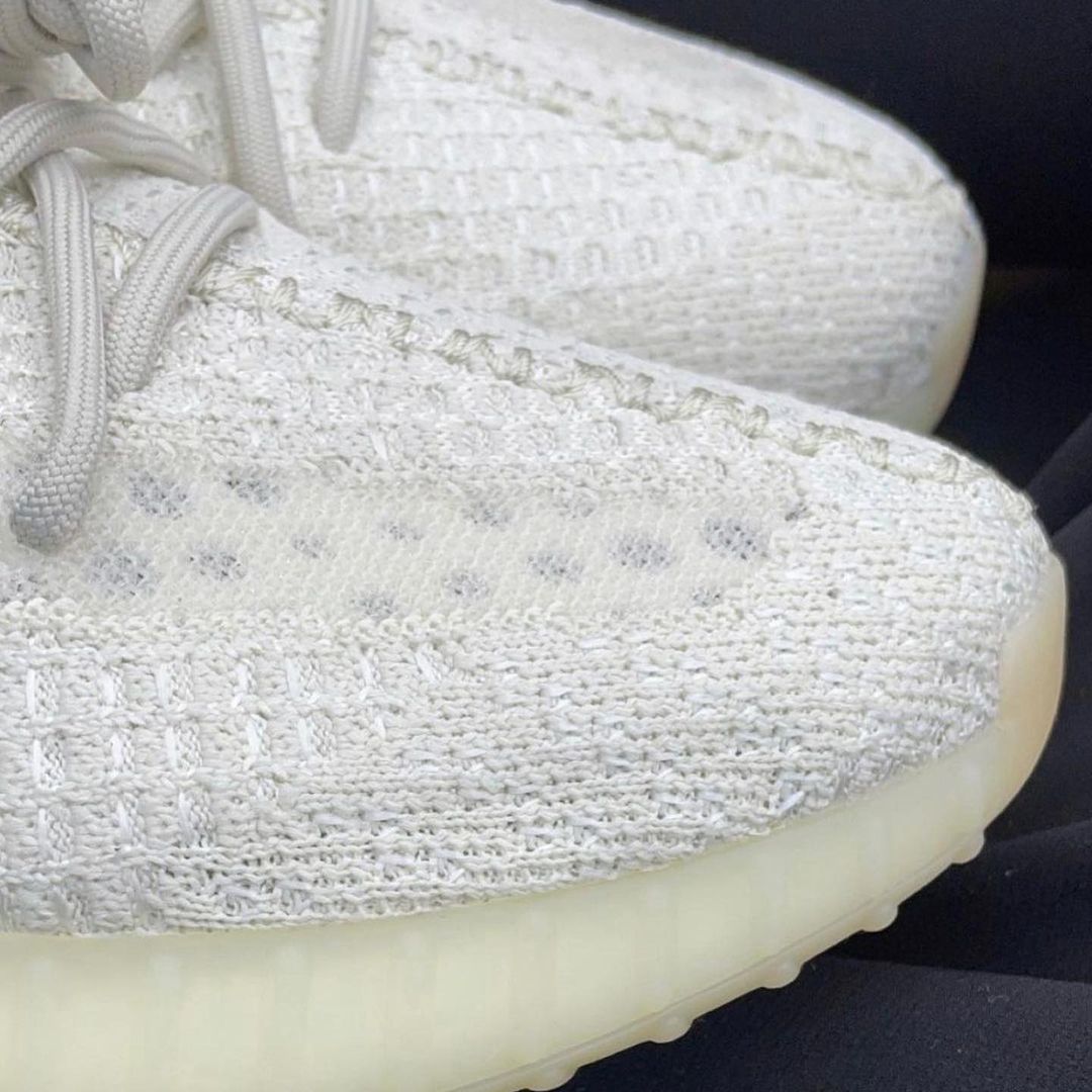 「纯白 2.0」Yeezy椰子鞋实物首次曝光！鞋面暗藏变色效果！